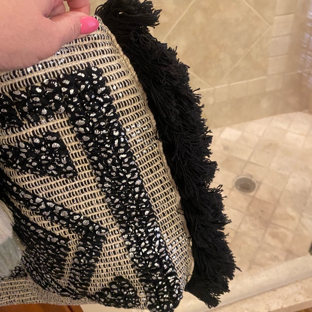 Oversized Woven Tote - Picture 3 of 14